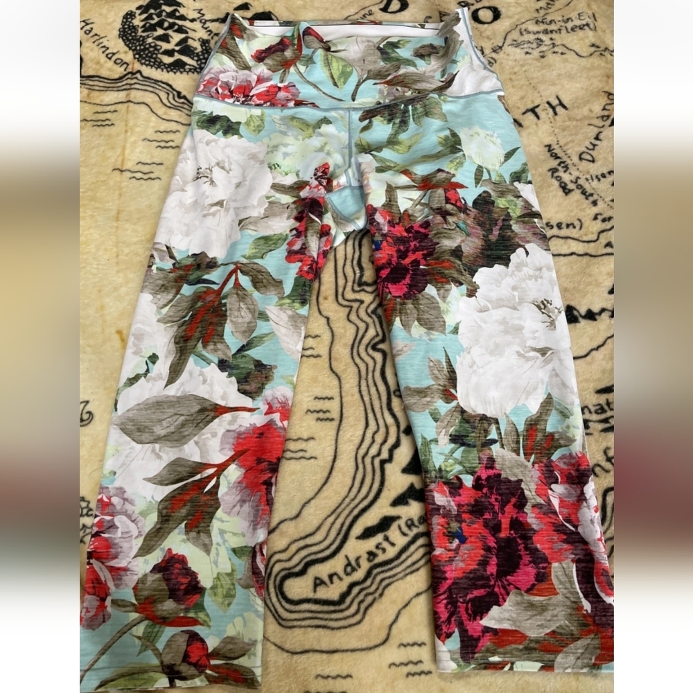 Colorado Threads Size Medium Floral Athletic Leggings Cropped Capri Length